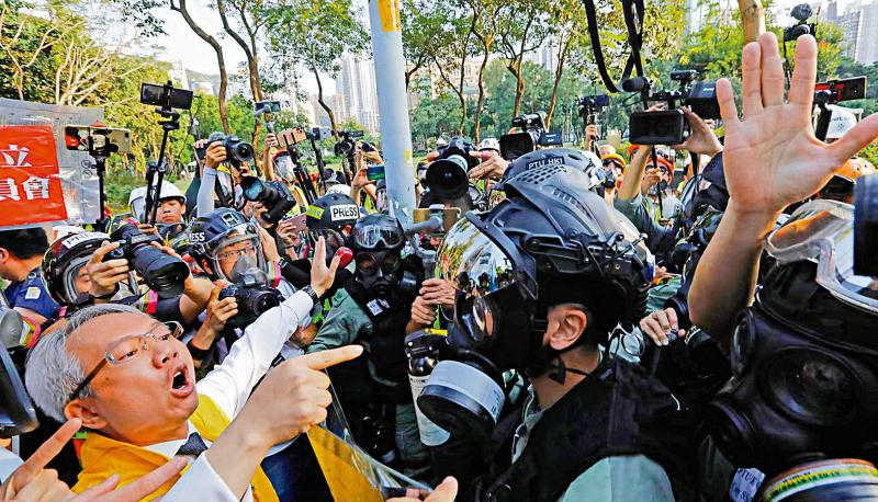 图:陈振哲不断指骂警员,其后更突然发难推撞警员,气焰嚣张