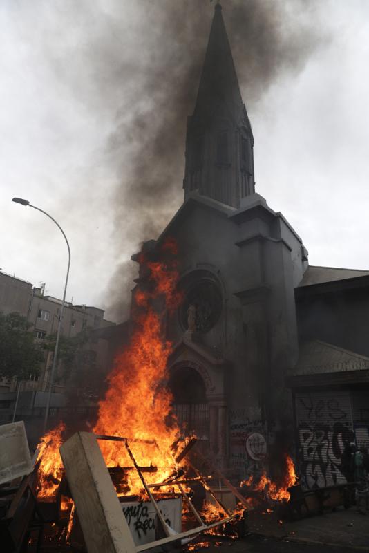 燒大學搶教堂 智利示威暴力升級
