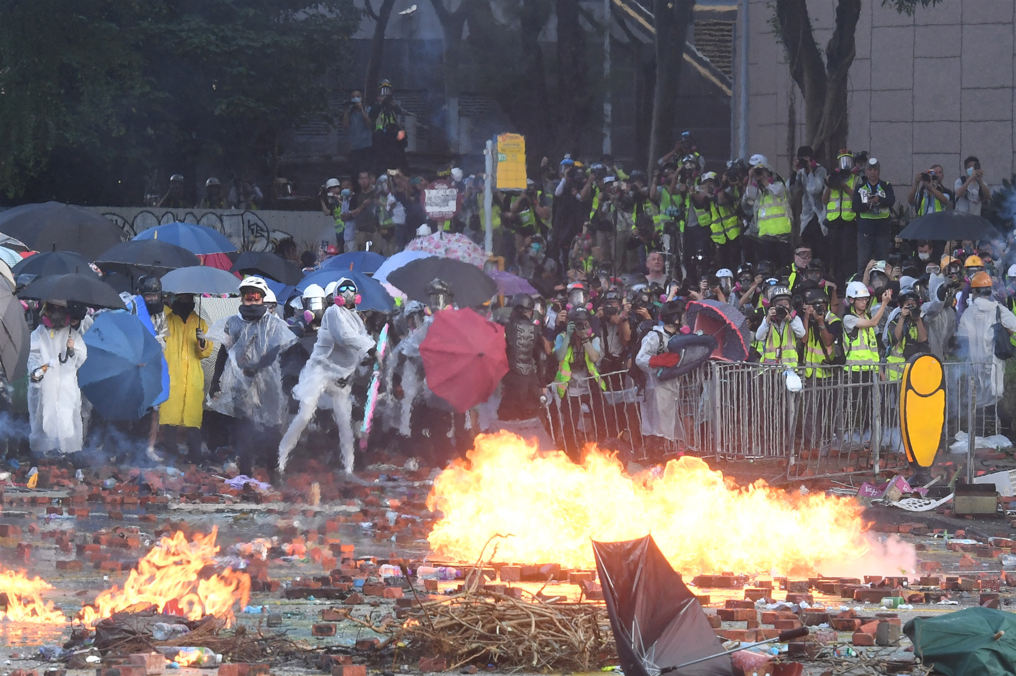 香港工聯會強烈譴責黑暴霸佔大學「恐襲」