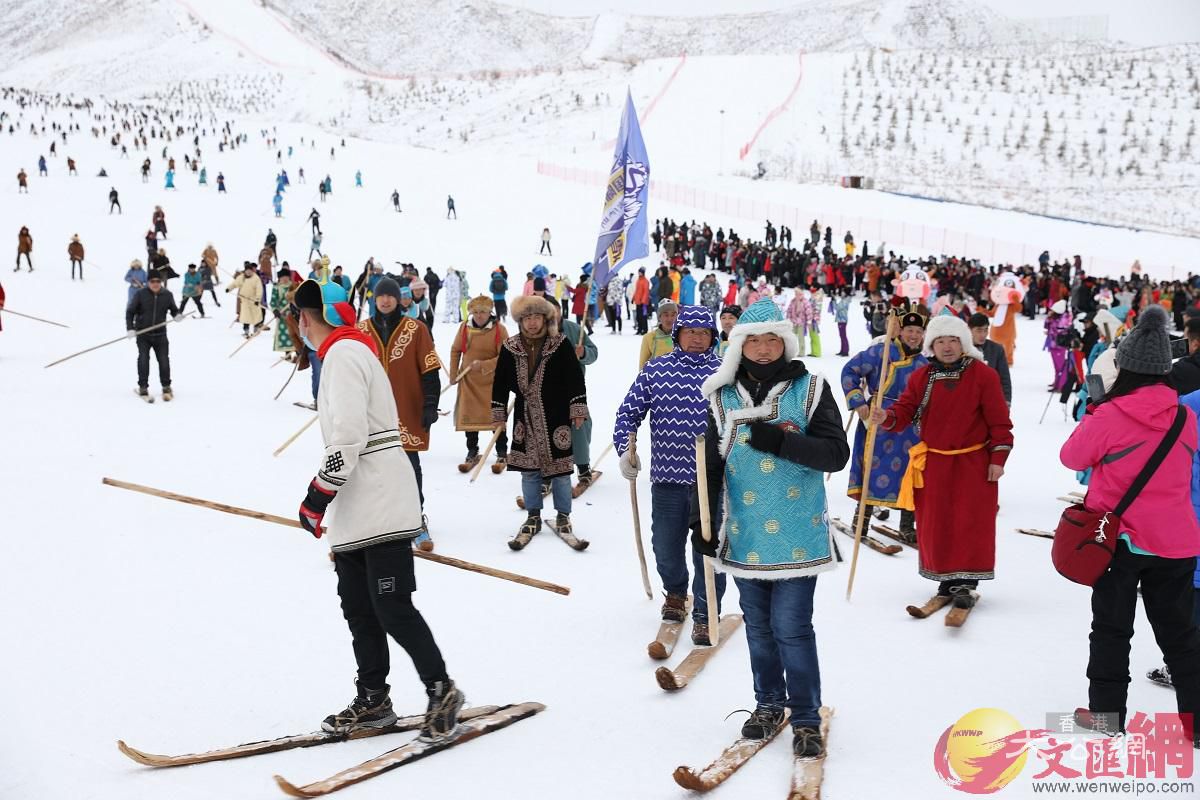 新疆阿勒泰將軍山滑雪場吸引眾多滑雪愛好者。（記者張仕珍 攝
