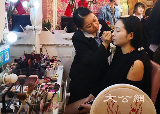 “夜妆师”：中国“夜经济”催生新职业