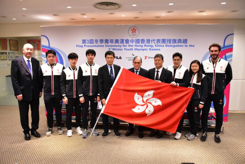 图:香港冬青奥代表团昨授旗 大公报记者张锐摄