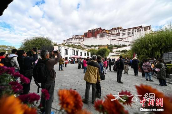 资料图：10月15日，游客前往布达拉宫参观。<a target=