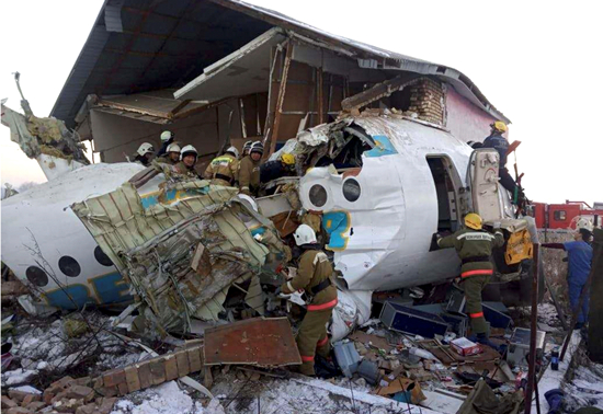 哈薩克載百人客機墜毀 釀至少14死35傷