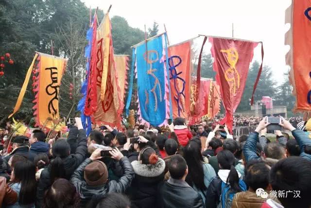 年的现场人多得遭不住超级热闹而且每年都是人山人海哎呀~瓜娃子娃娃!