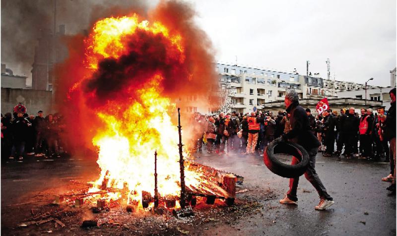 巴黎大罷工再爆衝突 24人被捕