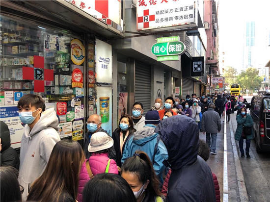 新型肺炎｜口罩供應緊張 香港市民排隊搶購