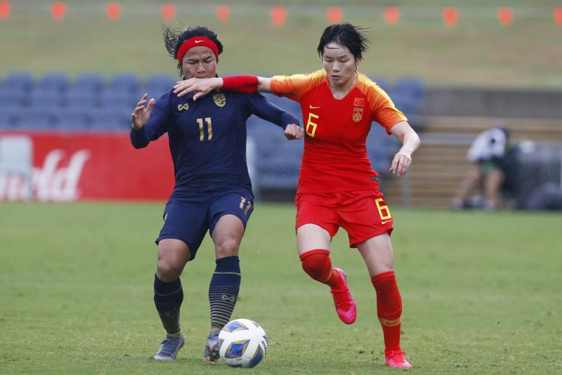 图:中国女足球员张馨(右)全力拚搏\美联社