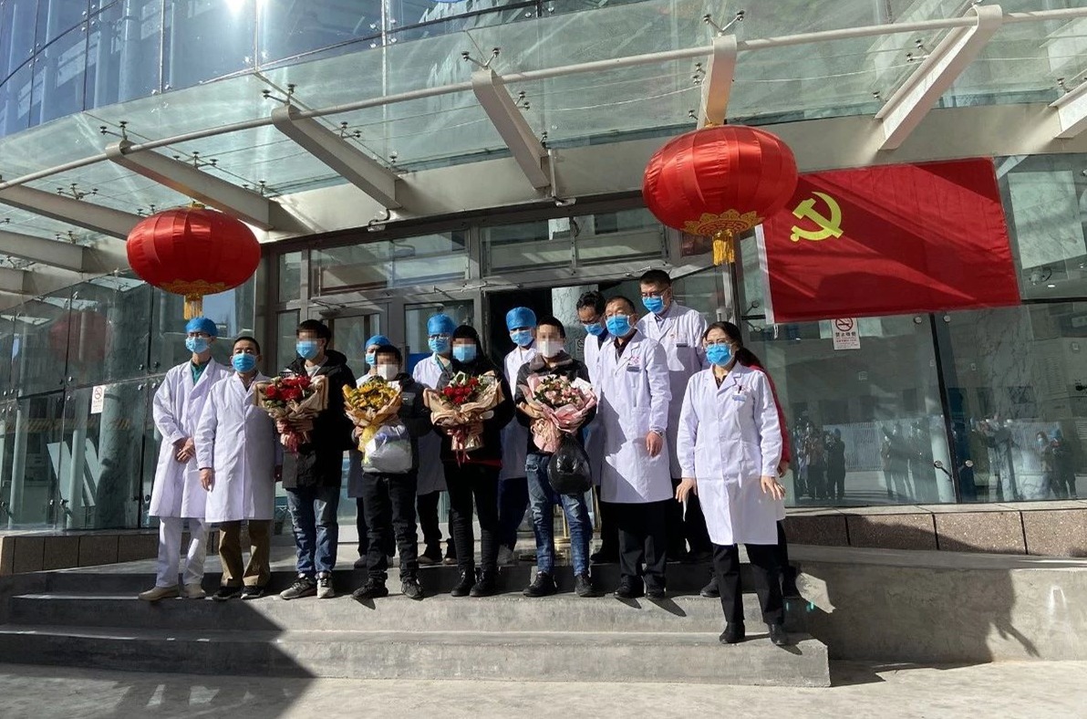 4例新冠肺炎患者从青海省第四人民医院治愈出院./受访者供图)