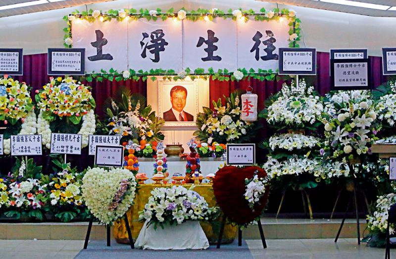 图:李国强丧礼在香港殡仪馆举行,昨日设灵,今日出殡\大公报记者马丁