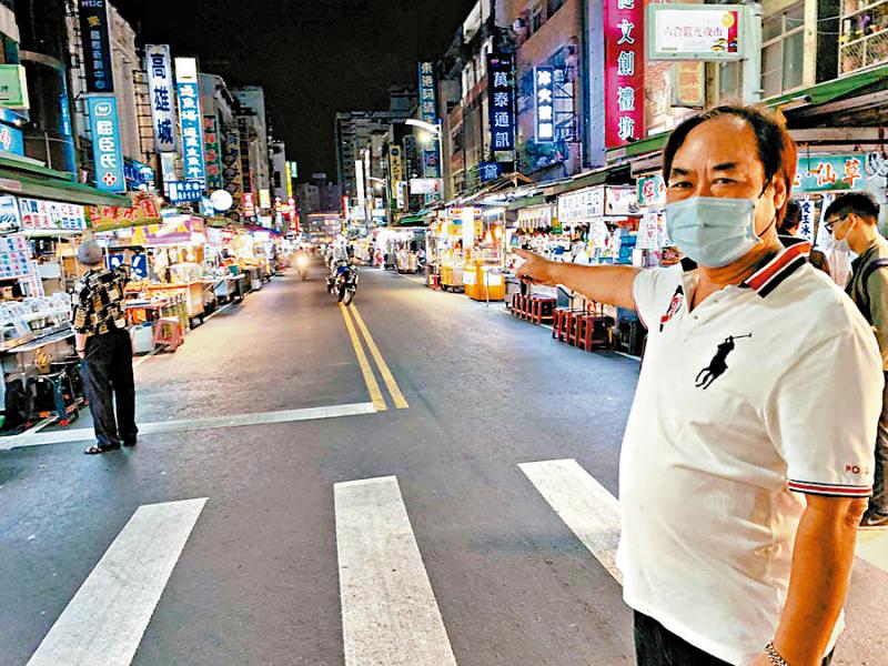 图:11日,高雄市六合夜市出现史上最空荡街景,一眼就可从街头看穿街尾