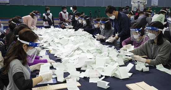 韓國疫情放緩 總統支持率飆升