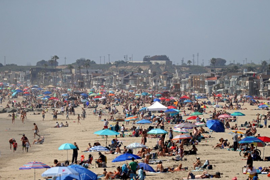 美加州上萬居民湧海灘避暑 當局籲保持社交距離