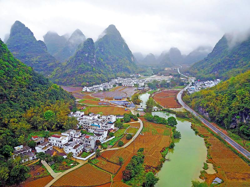 图:广西不少地方贫困户靠发展乡村旅游脱贫致富,图为广西马山县古零镇