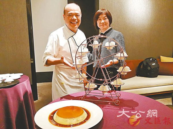■卢伟强行政总厨（左）设计的摩天轮甜品，总经理李靖文也讚正！