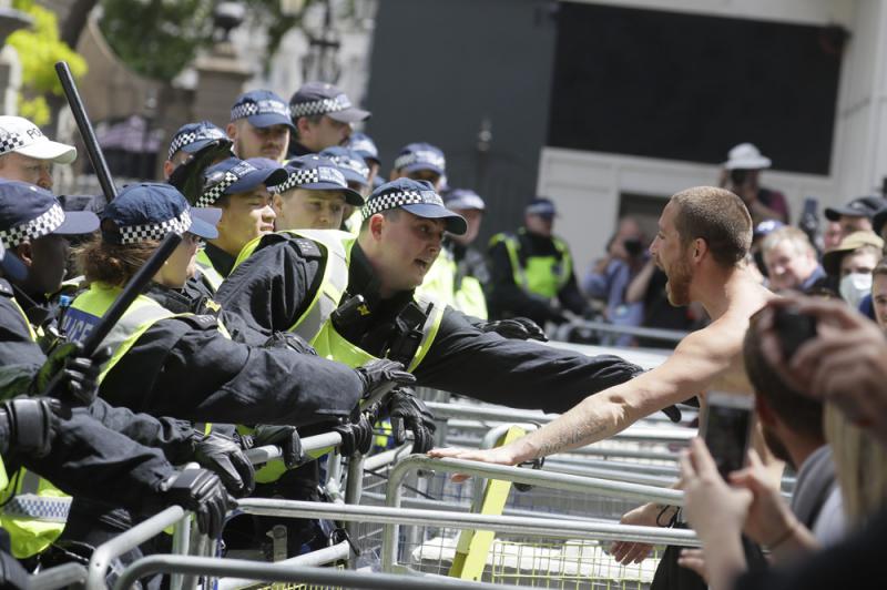 極右分子倫敦集會襲警 英揆促嚴懲