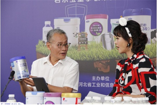君乐宝乳业集团董事长兼总裁魏立华与著名主持人方琼在直播间