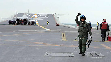 海軍首批生長模式培養艦載戰斗機飛行員完成航母資質認證