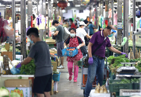 台灣增57宗確診15人不治 果菜市場再爆群組感染