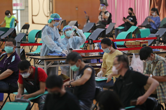 台灣增28宗本土確診 提升三級警戒以來新低