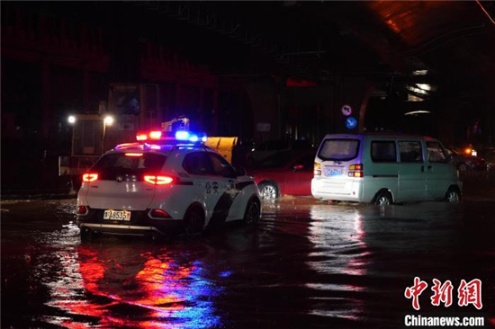 罕见暴雨致郑州地铁全线停运 已造成12人死亡-小平平