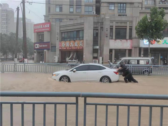 郑州暴雨：交通瘫痪、医院停电、学校成“孤岛”-小平平