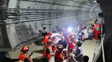 郑州地铁被困人员：车厢外水有一人多高 车厢内缺氧