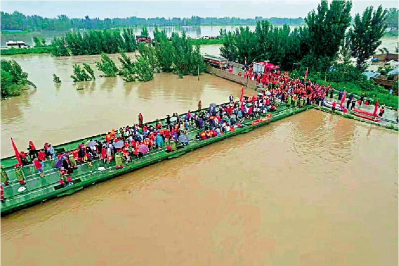 ﻿抗洪神器连夜搭建“航母” 千人安全脱险 大公网 2728