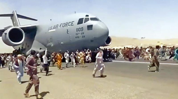 美军机给狗留专座 窗外却飘着阿富汗难民的残骸