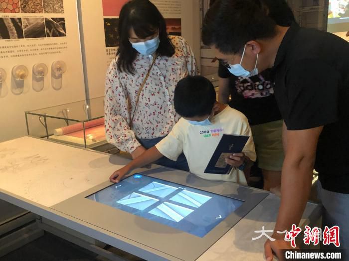 觀眾在首都博物館展廳內使用互動設備。　李純 攝