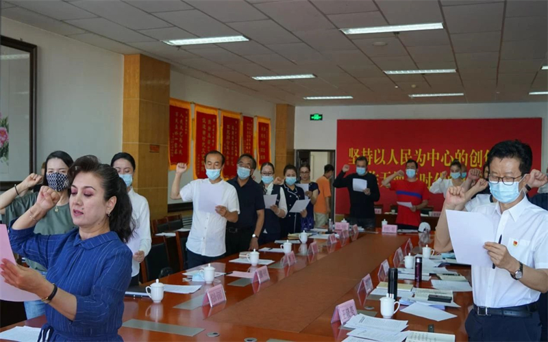 坚守初心 做德艺双馨的文艺工作者
