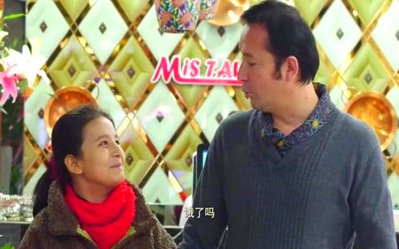 #万人说新疆# 用钢琴演奏出全家人的幸福