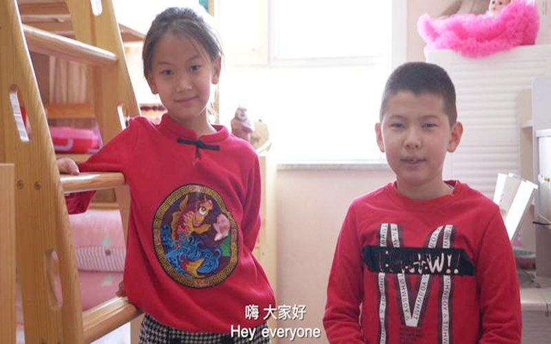 万人说新疆丨柯尔克孜族小男孩米尔白克和妹妹的快乐生活