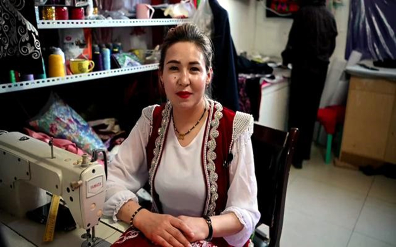万人说新疆丨醉心传统服装制作的巴合提古丽