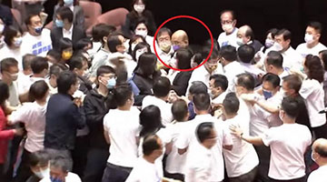 臺“立法院”爆發藍綠激烈混戰 蘇貞昌現場被質問