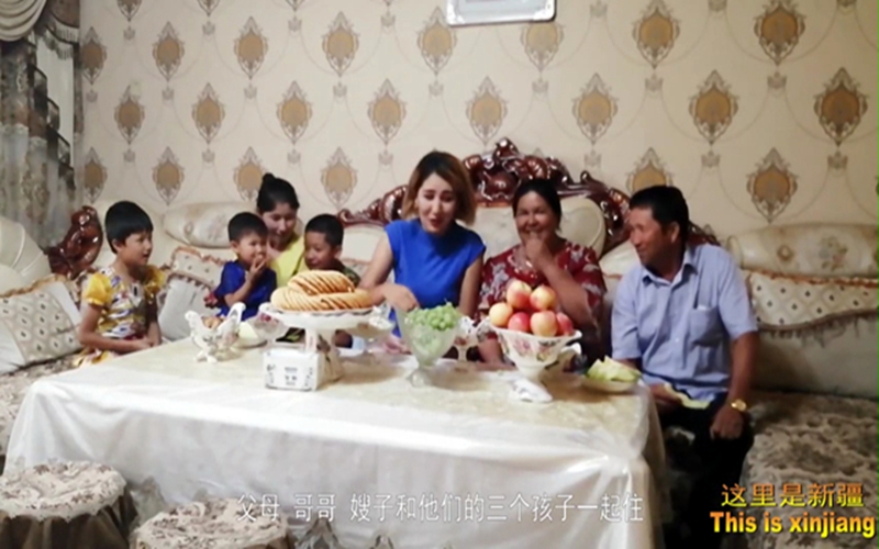 万人说新疆丨幸福的一家人