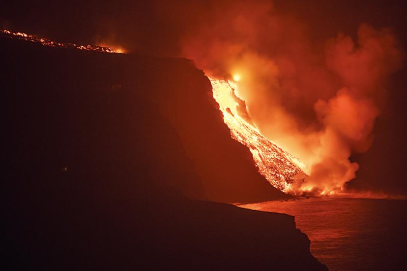 ﻿西班牙火山爆發 熔岩入海恐釋毒氣
