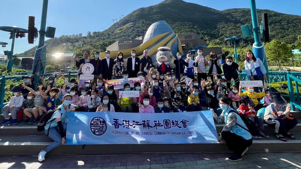 唐英年帶低收入家庭遊覽海洋公園 提升保育意識