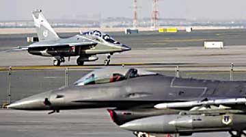 ﻿国产L-15迪拜展翅 与美国F-16同框