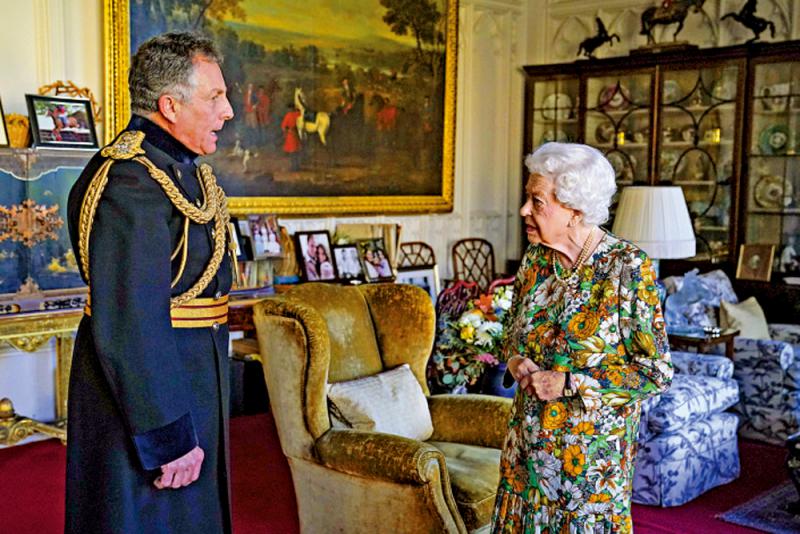 ﻿時隔一個月 英女王首次公開露面