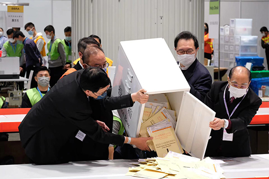 立法會選舉｜馮驊曾國衞於中央點票站開票　點票開始