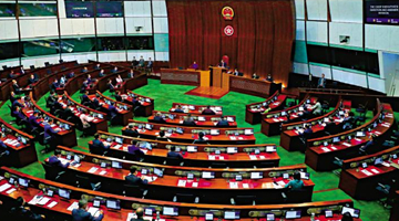 香港特区第七届立法会举行首次会议 国徽区徽同时亮相