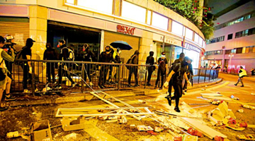 香港男文员参与暴动、女编辑袭警 被判42个月和31个月