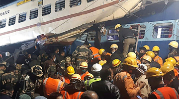 印度发生列车脱轨事故 已致逾人50死伤