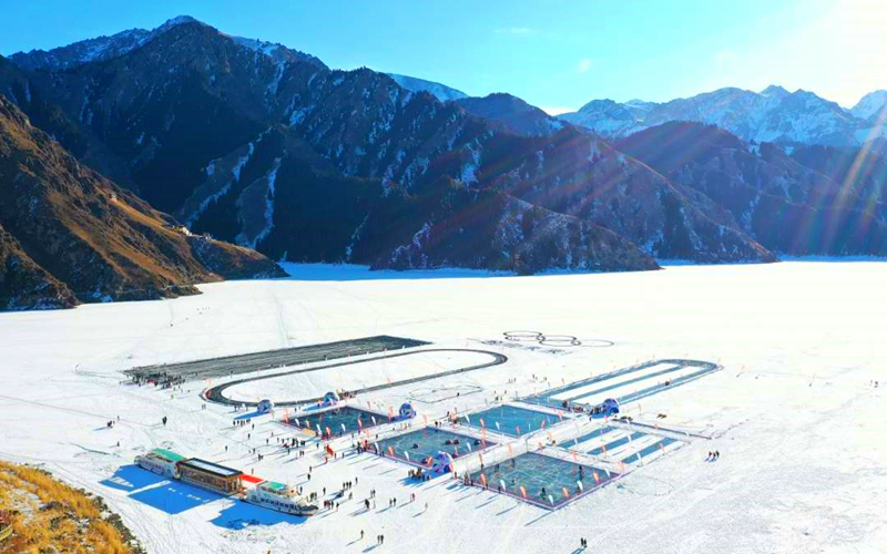 新疆阜康：天山天池碧水冰封 天然冰场赏冰玩雪