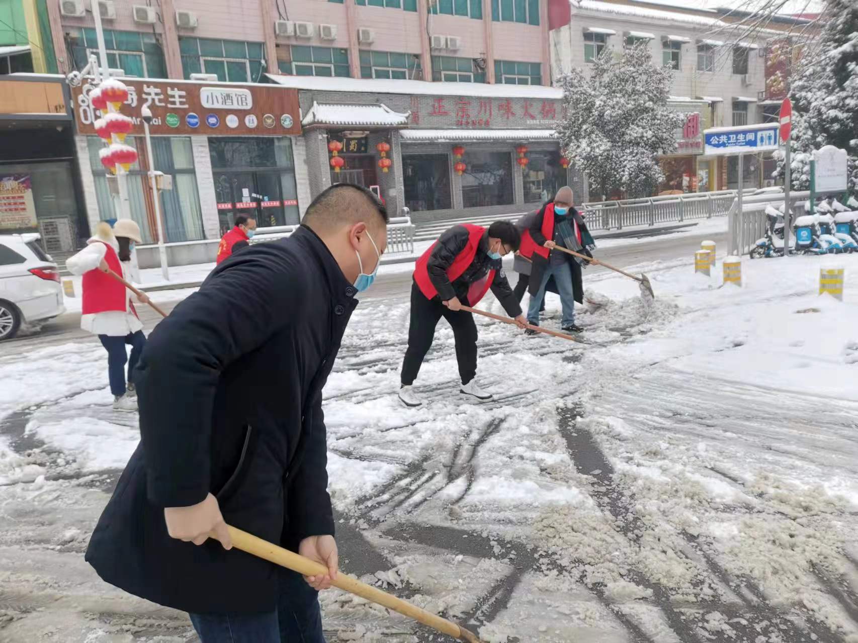 中牟縣文廣旅體局積極開展除雪志願服務活動