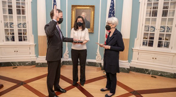 美國新任駐華大使伯恩斯宣誓就職