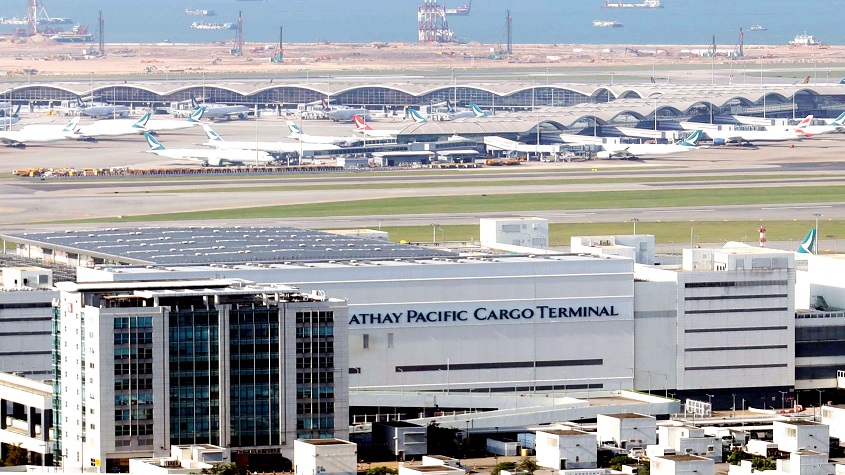 紐西蘭飛廣州客機擋風玻璃疑爆裂　急降香港機場