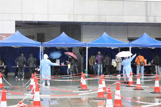 內地援港｜內地核酸檢測車停泊東涌 支援檢測