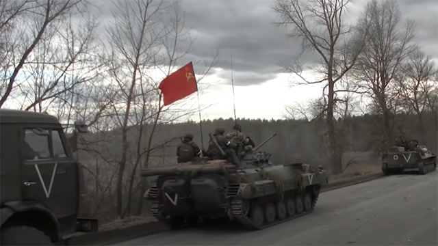 俄军重型装甲部队行军视频曝光 坦克悬挂苏联国旗